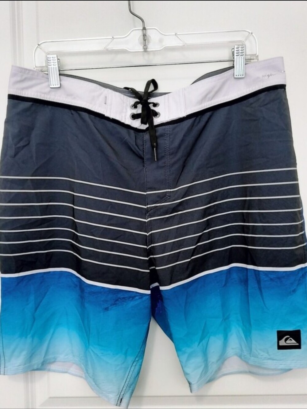 Quiksilver Men’s 34 Black to Blue Gradient Board Shorts